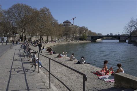 How Paris Plans to Make the Seine Swimmable by 2024 - Bloomberg