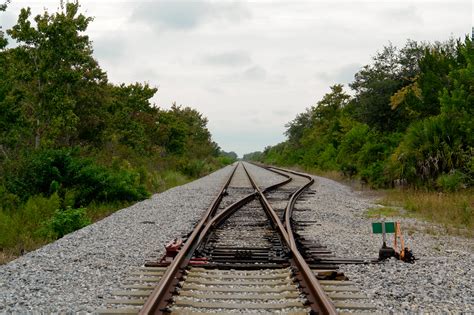File:Railroad Tracks - Merritt Island, Florida.jpg - Wikimedia Commons