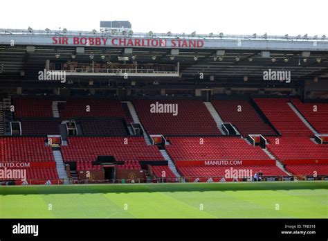 Sir bobby charlton hi-res stock photography and images - Alamy