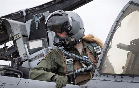 How a Small-Town Girl Ended Up in the Cockpit of an A-10 Warthog in ...