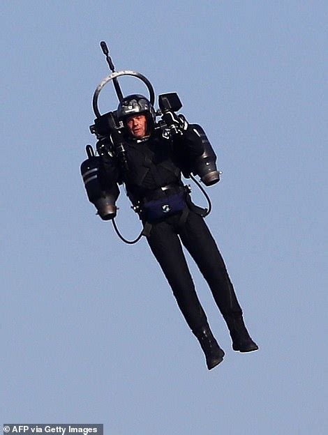 Incredible video appears to show elusive 'jet pack guy' flying 3,000 ...