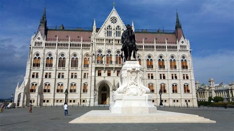 Hungarian Parliament Building : Budapest Hungary | Visions of Travel