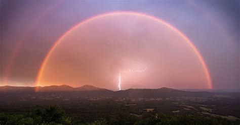 Perfect Timing: Spectacular Photo of a Lightning Bolt Under a Double ...