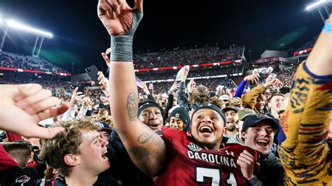 See South Carolina football fans storm field after upsetting Tennessee