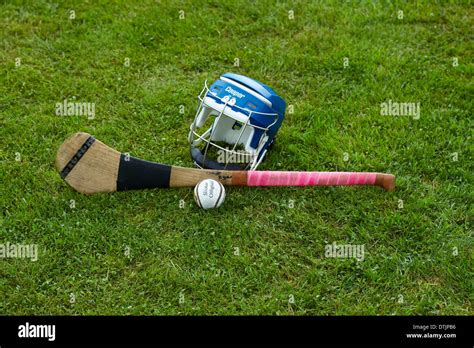 Caman agus sliotar hi-res stock photography and images - Alamy