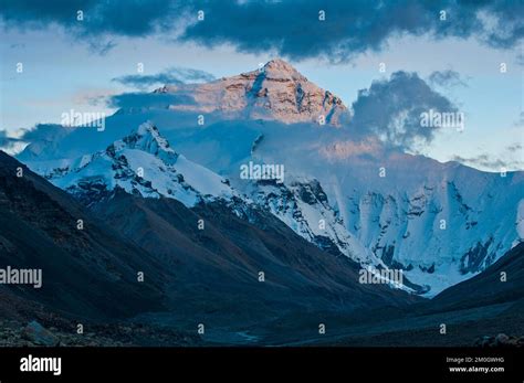 View of Mount Everest, Tibet, Asia Stock Photo - Alamy