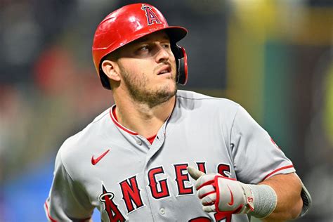 What is Mike Trout's height and weight? | MLB Players