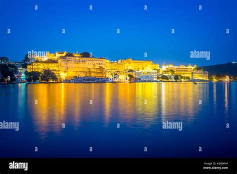 Night view city palace udaipur hi-res stock photography and images - Alamy