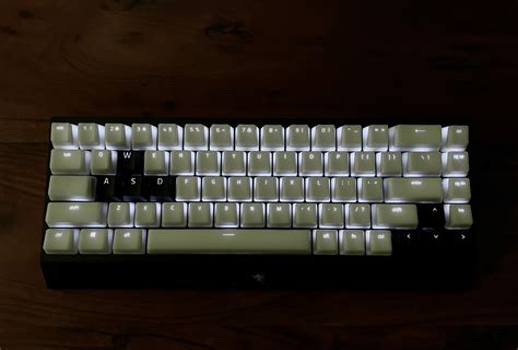 White Phantom Keycaps on a Blackwidow V3 Mini : r/razer