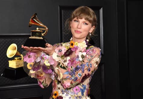 Taylor Swift dedica su histórica victoria en los Grammy a su novio, Joe Alwyn