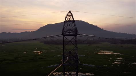 Silhouette electric tower during twilight 8633130 Stock Video at Vecteezy