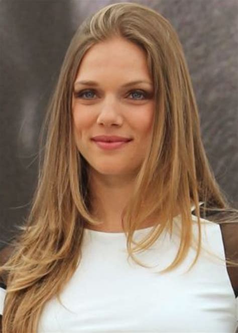 Tracy Spiridakos Height, Weight, Age, Boyfriend, Family, Facts, Biography