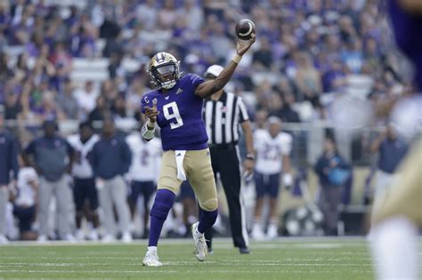 Penix throws for 516 yards, 4 TDs, UW tops Arizona in shootout | HeraldNet.com