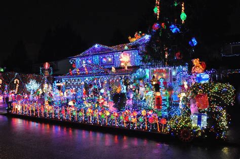 Showcasing the extreme lengths some people go to at Christmas time to ...