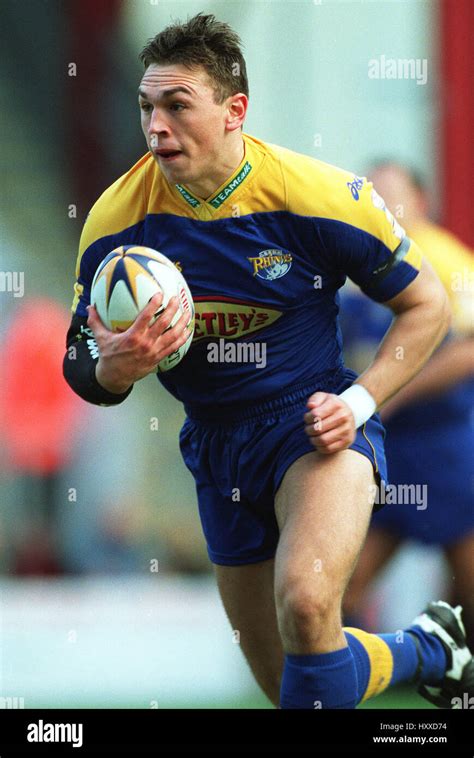 KEVIN SINFIELD LEEDS RHINOS BRADFORD VALLY PARADE 09 February 2002 Stock Photo - Alamy