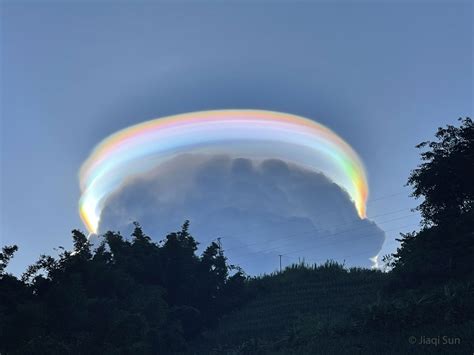 APOD: 2022 September 6 - An Iridescent Pileus Cloud over China