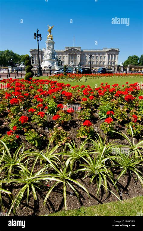 Buckingham palace exterior flowers hi-res stock photography and images ...