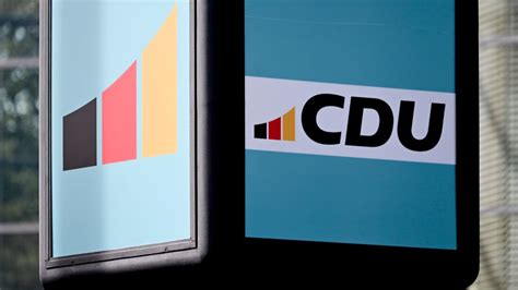 Neues CDU-Logo: Wie drei miteinander tuschelnde Dorfpfarrer am Rande des CSD - DER SPIEGEL