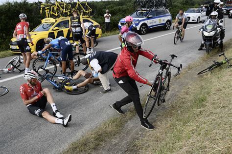 Rigoberto Uran comes home safely after late crash on stage four of Tour ...