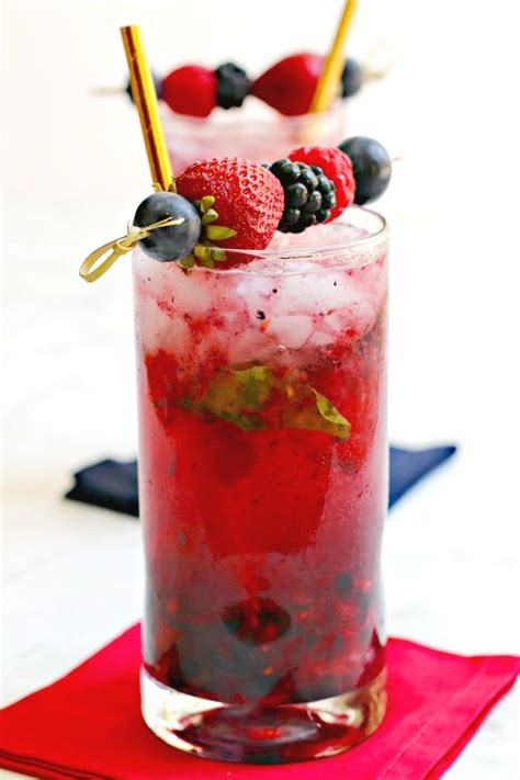 [Msg 4 21+] Easy Berry Vodka Cocktails are quick to make with only a few ingredients. You don't ...