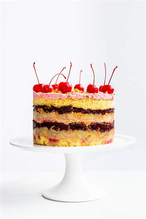 Banana split cake - The Bake School