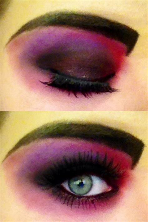 Vampire eye makeup for Halloween. Halloween Eye Makeup, Halloween Vampire, Halloween Looks ...