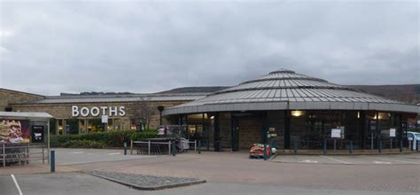 Booths, Ilkley © Russel Wills cc-by-sa/2.0 :: Geograph Britain and Ireland