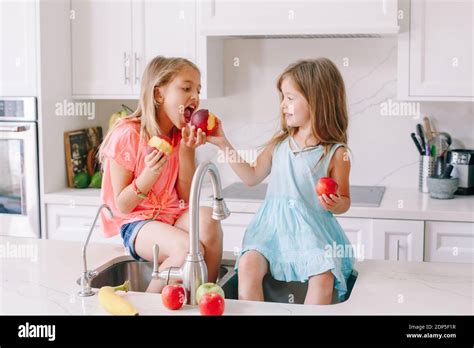 Kids sharing food hi-res stock photography and images - Alamy