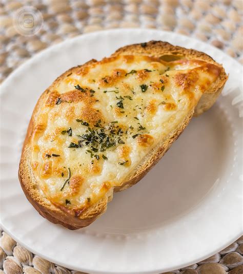 EASY CHEESY GARLIC BREAD | Little Spice Jar