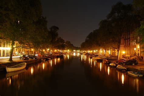 File:Amsterdam Canal at Night.JPG - Wikipedia