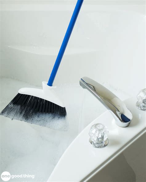 This Tip Takes The Pain Out Of Cleaning Your Bathtub | Bathtub cleaning tips, Clean bathtub ...