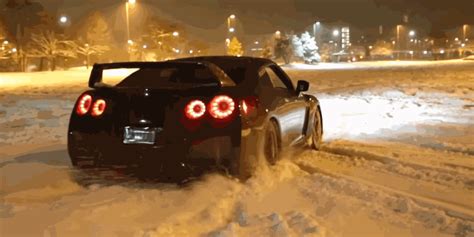 Don’t Dread the Snow – Embrace it like this GT-R!