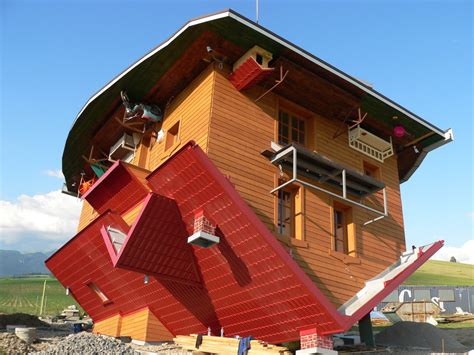 Upside down house - spectator.sme.sk