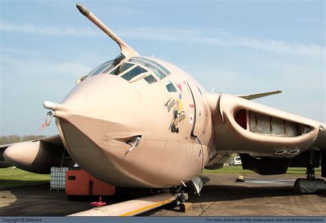 英国 - 空港外での英国空軍（RAF）ハンドレページヴィクターK2 XM715 | Handley page victor, Royal air force, Air force