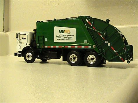 First Gear garbage truck | First Gear Mack Mr WM rear loader… | Flickr