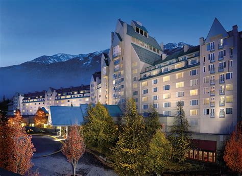 Four Seasons Resort Whistler vs The Fairmont Chateau Whistler [2022]