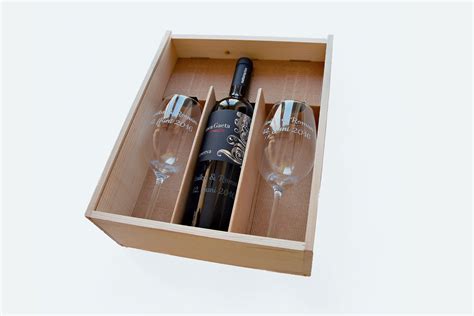 Personalisiertes Wein Geschenkset mit Bio Rotwein und zwei Gläser