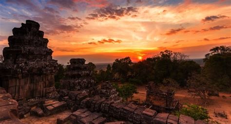 Phnom Bakheng - Chasing Sunset on the Hill of Gods in Cambodia