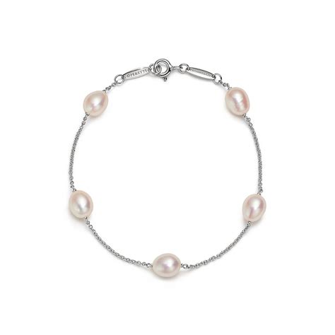 Elsa Peretti® Pearls by the Yard™ bracelet in sterling silver. | Tiffany & Co. Belgium