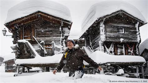 Heavy snowfall cuts off Alpine towns in Switzerland and Austria | News | DW | 22.01.2018