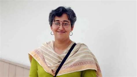 AAP MLA Atishi donates plasma, Arvind Kejriwal responds - Newsx