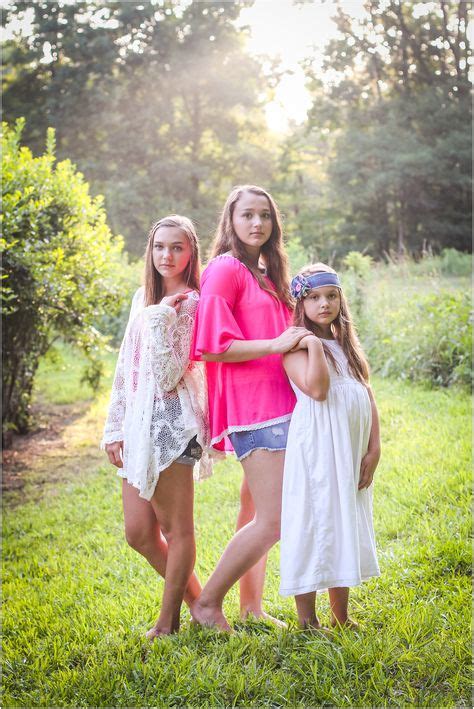 3 Sisters Pose | © Bekah Braden Photography | Sister poses, Family photography, Family photographer