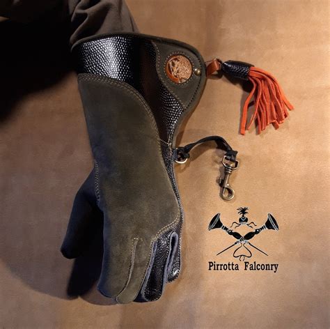 Falconry glove - Leather falconry glove - Falconry accessories - Medieval reenactment - Falconer ...