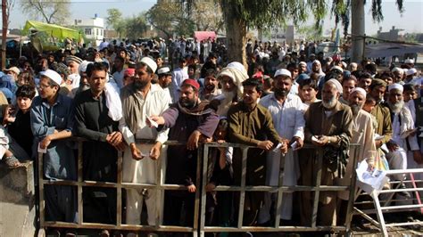 Hundreds of Afghan refugees return from Pakistan