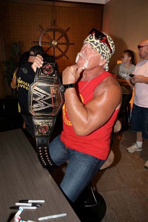 Hulk Hogan strikes pose with WWE title – Wrestling-Online.com