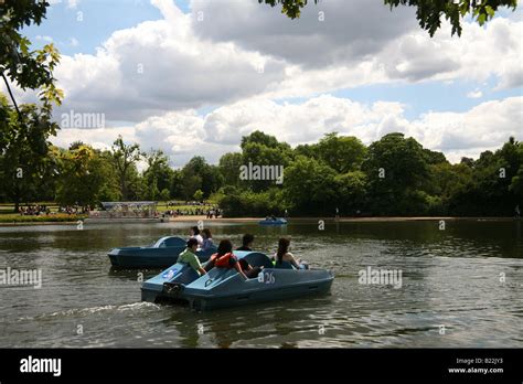 Boats on the Serpentine lake Hyde Park Stock Photo - Alamy