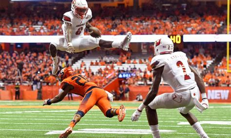 Louisville QB Lamar Jackson leaps over defender for 5th touchdown of ...