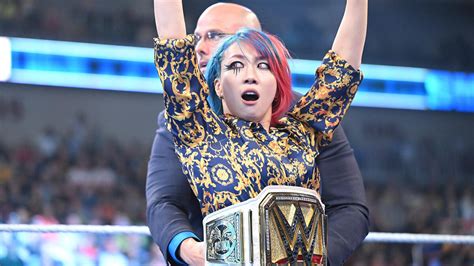 Asuka presented with new WWE Women's Championship | WWE