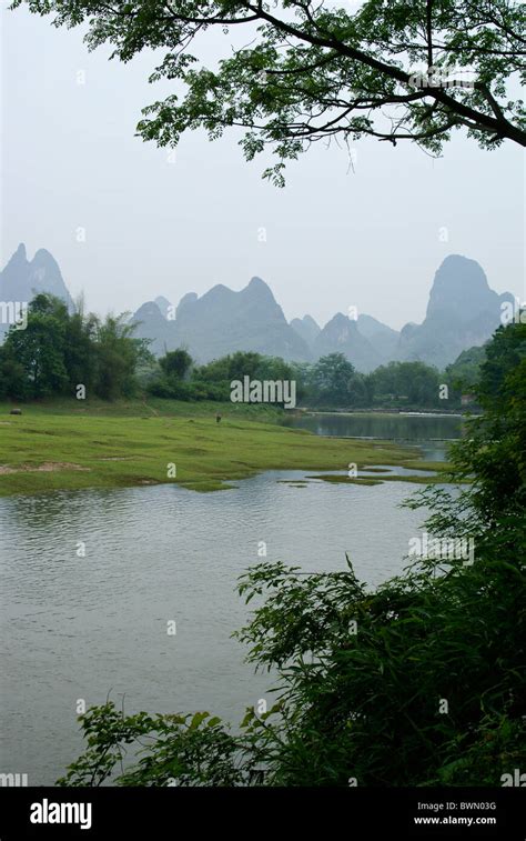 Li river and karst mountains hi-res stock photography and images - Alamy