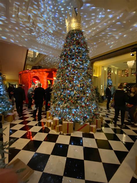 Claridge's Christmas Tree - 3D Eye